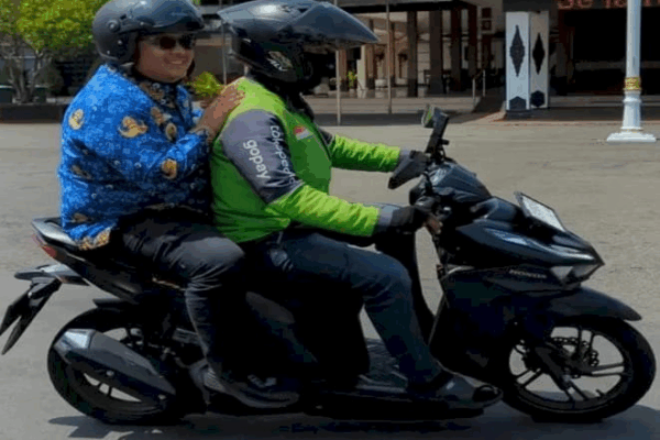 Wabup Imron Contohkan Naik Ojol Saat Berangkat Ke Kantor