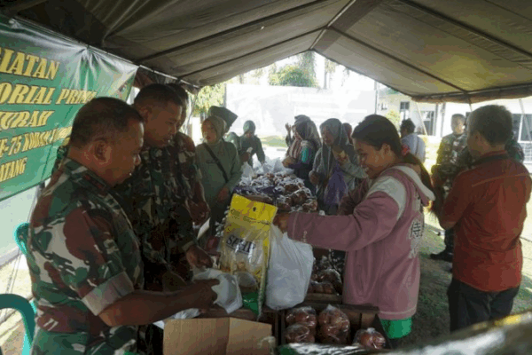 Ringankan Ekonomi Masyarakat, Kodim Batang Gelar Pasar Murah
